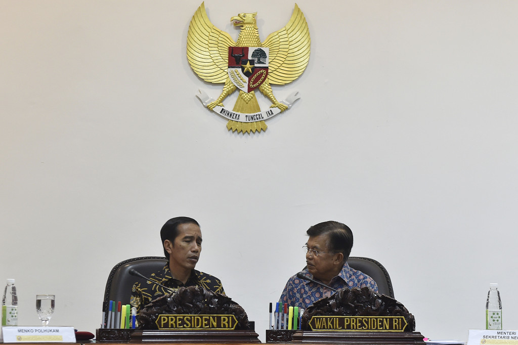Presiden Joko Widodo (kiri) dan Wakil Presiden Jusuf Kalla saat sidang paripurna Dewan Energi Nasional di Kantor Presiden, Jakarta.