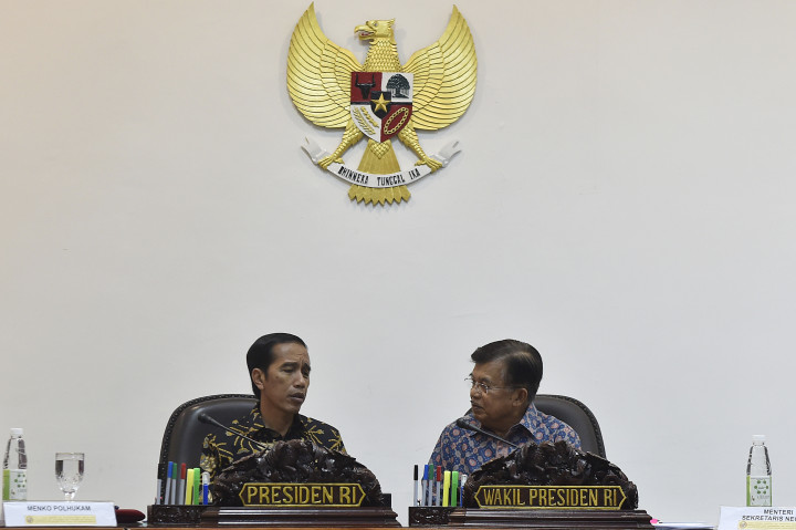 Presiden Joko Widodo (kiri) dan Wakil Presiden Jusuf Kalla saat sidang paripurna Dewan Energi Nasional di Kantor Presiden, Jakarta.