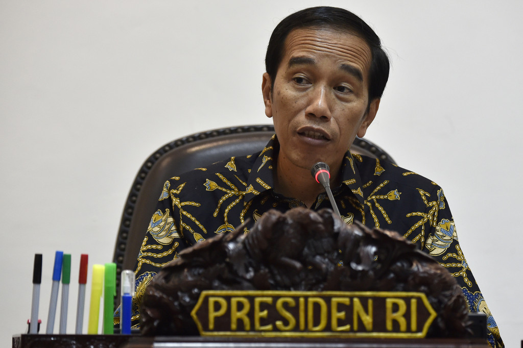 Presiden Joko Widodo (kiri) dan Wakil Presiden Jusuf Kalla saat sidang paripurna Dewan Energi Nasional di Kantor Presiden, Jakarta