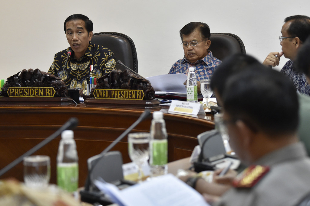 Presiden Joko Widodo (kiri) didampingi Wakil Presiden Jusuf Kalla (kedua kiri) memimpin rapat terbatas tentang pengembangan program tol laut dengan pos logistik dan jembatan udara (tol udara) di Kantor Presiden, Jakarta.