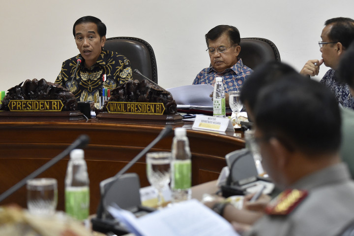 Presiden Joko Widodo (kiri) didampingi Wakil Presiden Jusuf Kalla (kedua kiri) memimpin rapat terbatas tentang pengembangan program tol laut dengan pos logistik dan jembatan udara (tol udara) di Kantor Presiden, Jakarta.