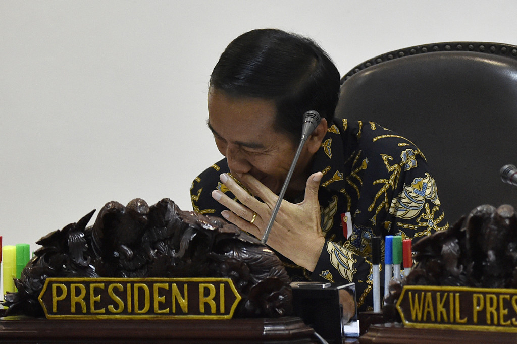 Presiden juga meminta  pembangunan program tol laut tersebut mampu menggerakkan ekonomi daerah sekitar.