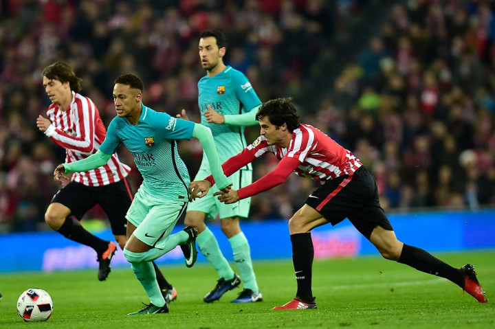 Bilbao harus bermain dengan 9 orang setelah Garcia dan Ander Iturraspe diusir keluar lapangan dalam jarak waktu yang berdekatan karena melanggar Neymar. (Foto Iturraspe saat melanggar Neymar). AP