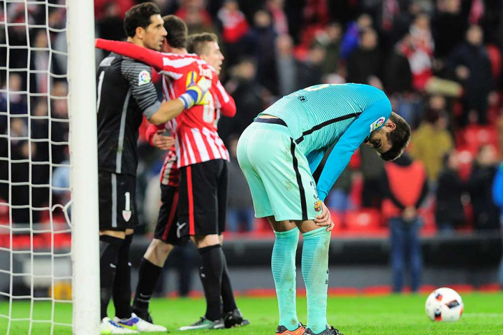 Bek Barcelona Gerard Pique tertunduk lesu setelah timnya dikalahkan Bilbao. AFP