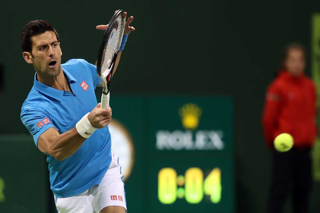 Novak Djokovic melancarkan pukulan ke arah petenis Republik Ceko Radek Stepanek.