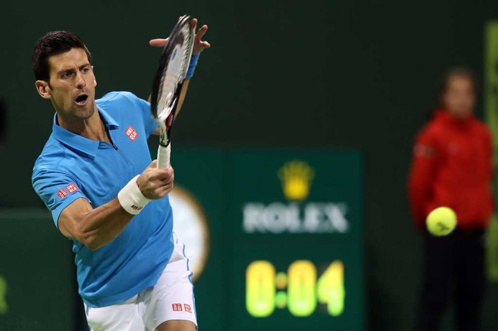 Novak Djokovic melancarkan pukulan ke arah petenis Republik Ceko Radek Stepanek.
