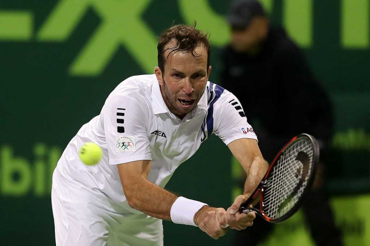 Stepanek, 38, berusaha mengembalikan bola ke arah Djokovic.