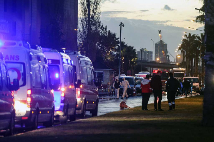 Seorang polisi dan seorang karyawan pengadilan tewas dalam serangan tersebut, sementara dua pelaku ditembak mati.
