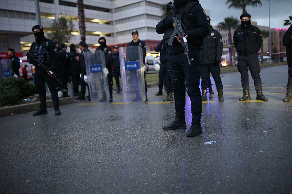 Polisi Turki berjaga-jaga di sekitar lokasi ledakan.