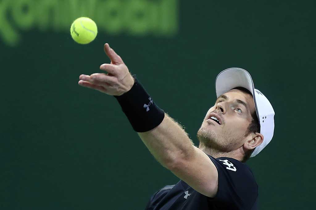 Petenis Britania Andy Murray melancarkan servis ke arah Nicolas Almagro.