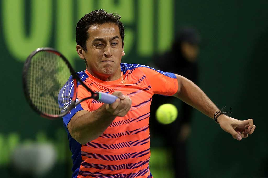 Almagro berusaha mengembalikan bola ke arah Murray.