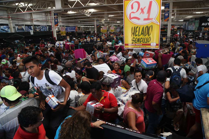 Penjarah menyerbu toko di kota pelabuhan Veracruz, Meksiko, Kamis.