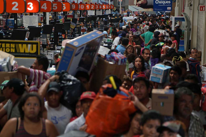 Para penjarah mengambil barang-barang seperti pakaian, makanan, mesin cuci, televisi, pemutar DVD, hingga lemari es.