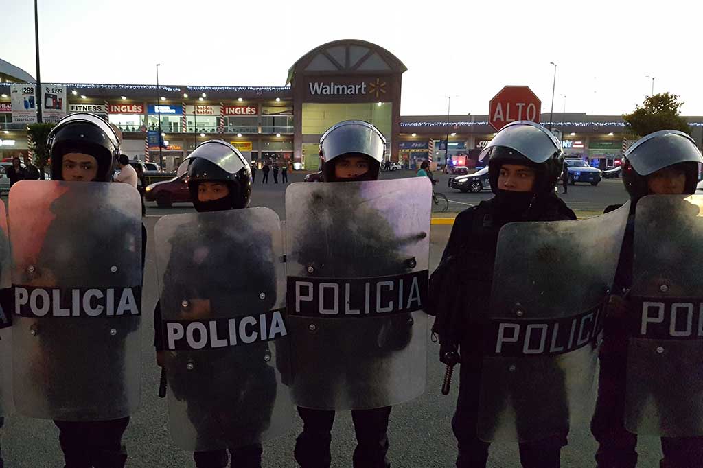 Petugas tambahan dikerahkan untuk mencegah lebih banyak penjarahan.