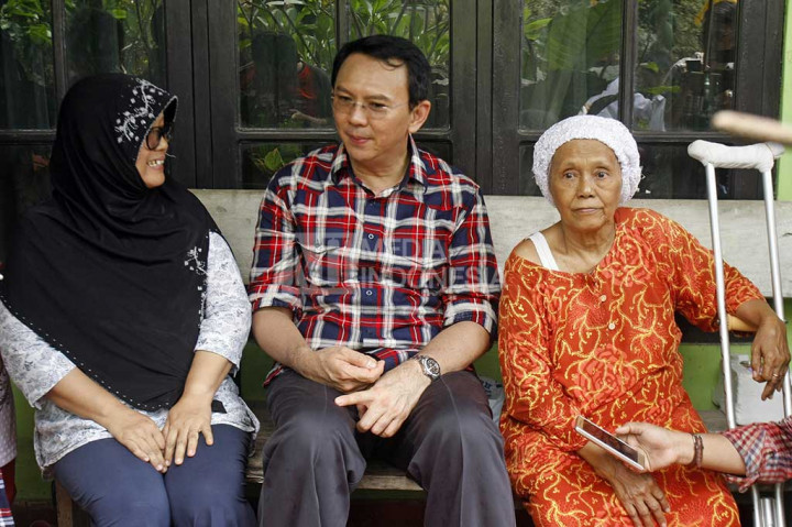 Ahok mendengarkan keluhan warga saat melakukan blusukan di Gang Pepaya, Lenteng Agung, Jakarta Selatan.