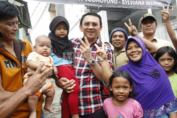 Ahok berswafoto dengan warga saat blusukan di Gang Pepaya, Lenteng Agung, Jakarta Selatan.