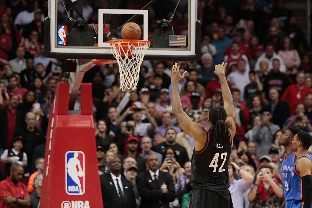Dua kali lemparan bebas Nene Hilario di detik-detik akhir pertandingan membawa timnya Houston Rockets menang 118-116. Nene menyelesaikan laga dengan menyumbang 18 poin.
