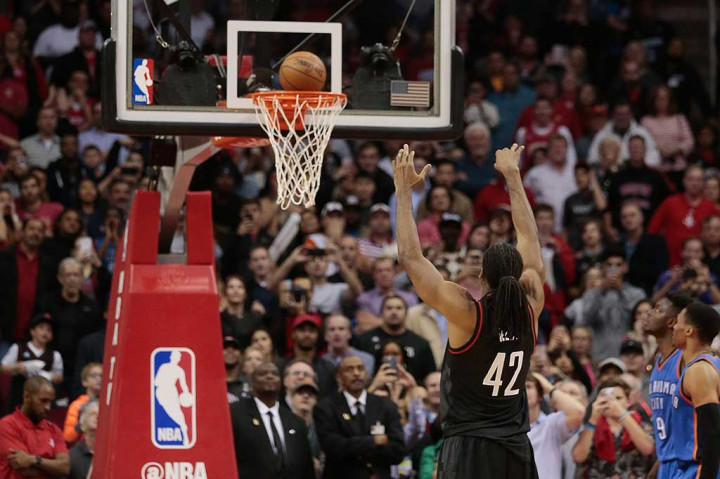 Dua kali lemparan bebas Nene Hilario di detik-detik akhir pertandingan membawa timnya Houston Rockets menang 118-116. Nene menyelesaikan laga dengan menyumbang 18 poin.