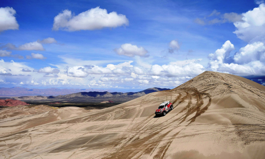 Mirko Hirvonen dan Michel Perrin yang mengendari Mini menyusuri medan gurun yang membentang antara San Salvador de Jujuy, Argentina hinggaTupiza, Bolivia.