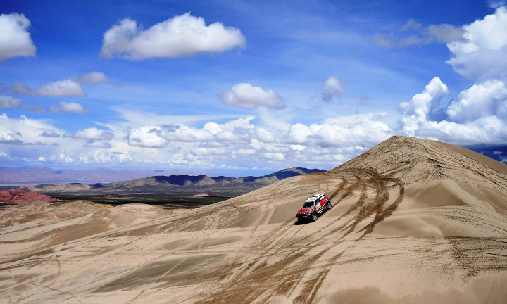 Mirko Hirvonen dan Michel Perrin yang mengendari Mini menyusuri medan gurun yang membentang antara San Salvador de Jujuy, Argentina hinggaTupiza, Bolivia.