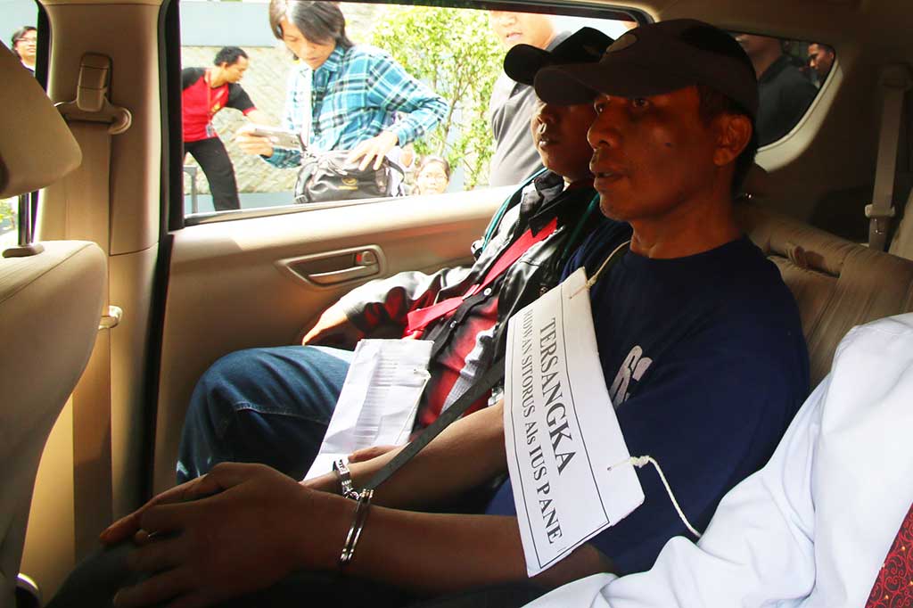 Tersangka kasus perampokan dan pembunuhan Pulomas, Ridwan Sitorus alias Ius Pane mengikuti prarekonstruksi di Pulomas, Jakarta, Jumat.