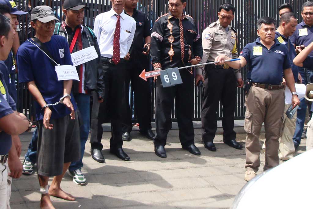 Ius Pen menjalani salah satu adegan dalam prarekonstruksi kasus perampokan dan pembunuhan Pulomas.