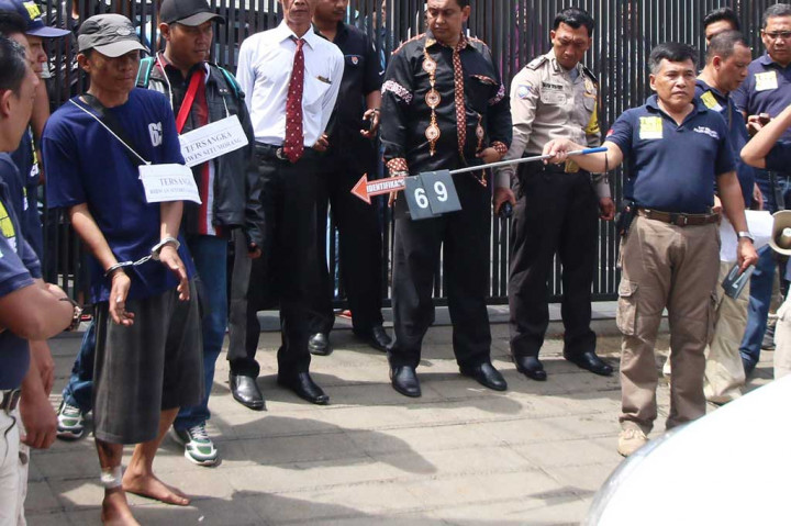 Ius Pen menjalani salah satu adegan dalam prarekonstruksi kasus perampokan dan pembunuhan Pulomas.