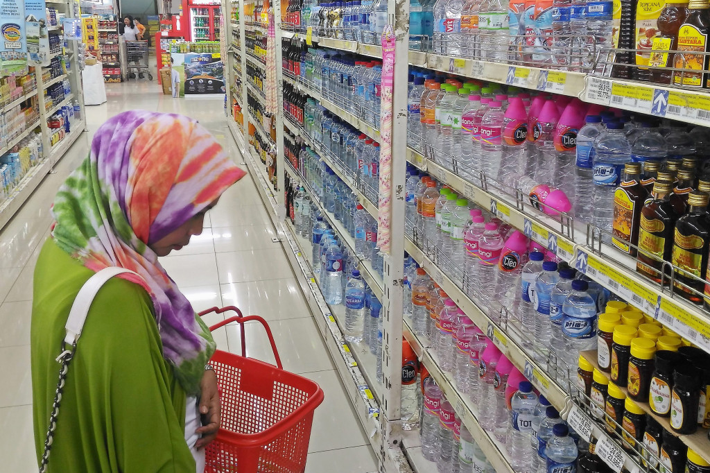 Konsumen berbelanja di sebuah pusat perbelanjaan di Semarang, Jawa Tengah, Jumat (6/1/2017)