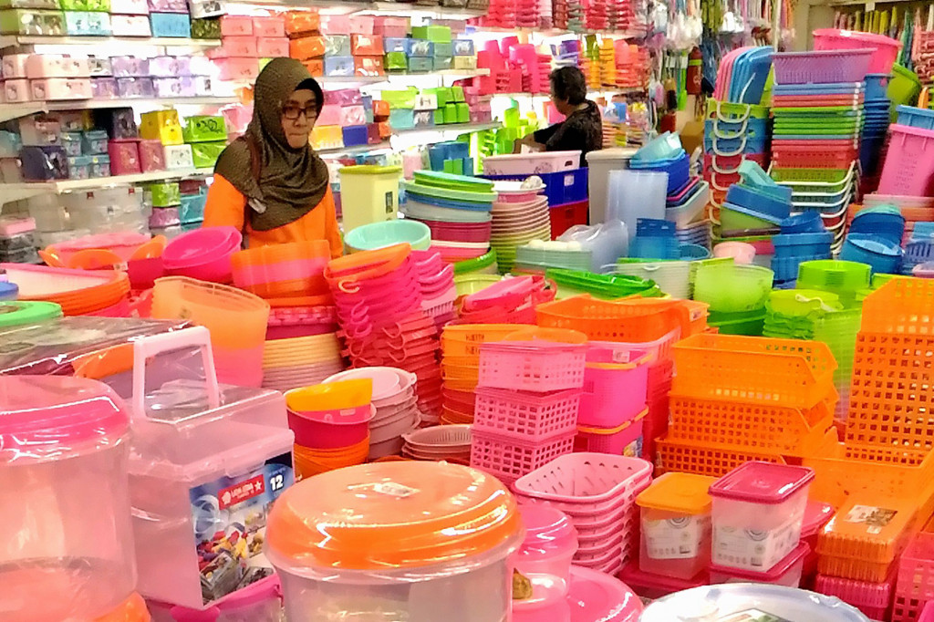 Konsumen berbelanja di sebuah pusat perbelanjaan di Semarang, Jawa Tengah, Jumat (6/1/2017)