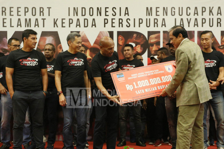 Presiden Direktur PT Freeport Indonesia Chappy Hakim memberikan bonus secara simbolis kepada Ketua Umum Persipura Jayapura Benhur Tomi Mano dan para pemain Persipura Jayapura di Hotel Kartika Chandra, Jakarta.