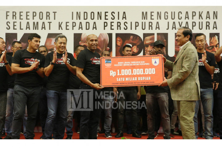 Presiden Direktur PT Freeport Indonesia Chappy Hakim memberikan bonus secara simbolis kepada Ketua Umum Persipura Jayapura Benhur Tomi Mano dan para pemain Persipura Jayapura di Hotel Kartika Chandra, Jakarta.