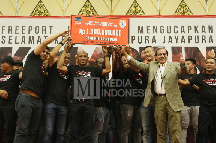 Pemberian bonus tersebut dalam rangka kemenangan Persipura di turnamen Indonesia Soccer Championship (ISC) 2016.