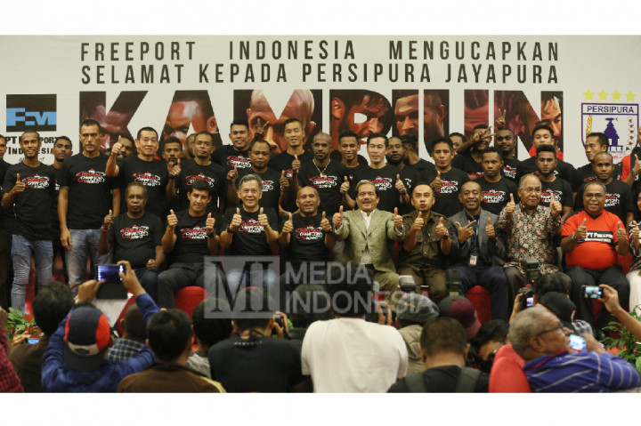 Presiden Direktur PT Freeport Indonesia Chappy Hakim berserta sejumlah pemain Persipura Jayapura berfoto bersama.