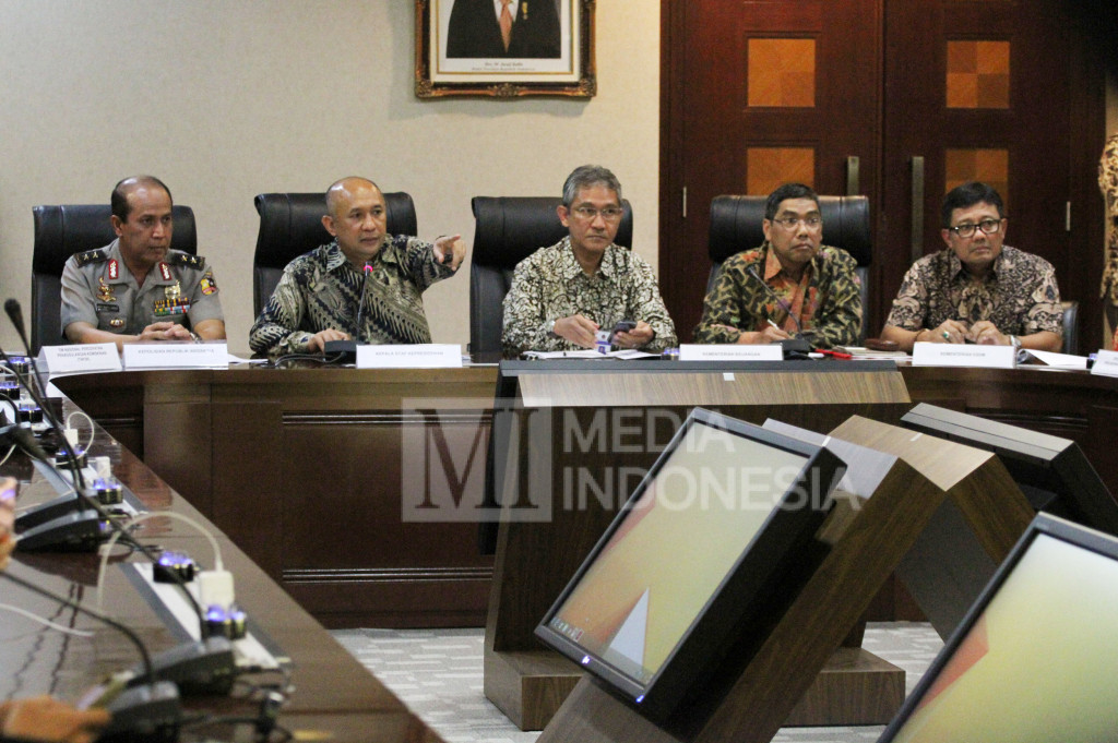 (dari kiri) Kadiv Humas Polri Irjen Boy Rafli, Kepala Staf Kepresidenan Teten Masduki, Dirjen Anggaran Kementerian Keuangan Askolani dan Dirjen Ketenagalistrikan Kementerian ESDM Jarman saat Press Briefing terkait kenaikan harga bahan bakar khusus (BBK), penyesuaian subsidi tarif listrik dan kenaikan PNBP pengurusan kendaraan bermotor di Kantor Staf Presiden, Jakarta.