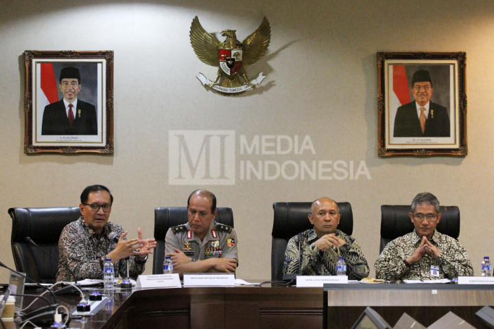 (dari kiri) Sekretaris Eksekutif Tim Nasional Percepatan Penanggulangan Kemiskinan (TNP2K) Bambang Widianto, Kadiv Humas Polri Irjen Boy Rafli, Kepala Staf Kepresidenan Teten Masduki, dan Dirjen Anggaran Kementerian Keuangan Askolani saat Press Briefing terkait kenaikan harga bahan bakar khusus (BBK), penyesuaian subsidi tarif listrik dan kenaikan PNBP pengurusan kendaraan bermotor di Kantor Staf Presiden, Jakarta.