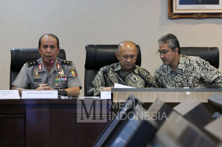 (dari kiri) Kadiv Humas Polri Irjen Boy Rafli, Kepala Staf Kepresidenan Teten Masduki dan Dirjen Anggaran Kementerian Keuangan Askolani saat Press Briefing terkait kenaikan harga bahan bakar khusus (BBK), penyesuaian subsidi tarif listrik dan kenaikan PNBP pengurusan kendaraan bermotor di Kantor Staf Presiden, Jakarta.