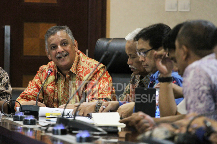 Direktur PLN Sofyan Basir (kiri) saat mengikuti Press Briefing terkait kenaikan harga bahan bakar khusus (BBK), penyesuaian subsidi tarif listrik dan kenaikan PNBP pengurusan kendaraan bermotor di Kantor Staf Presiden, Jakarta.