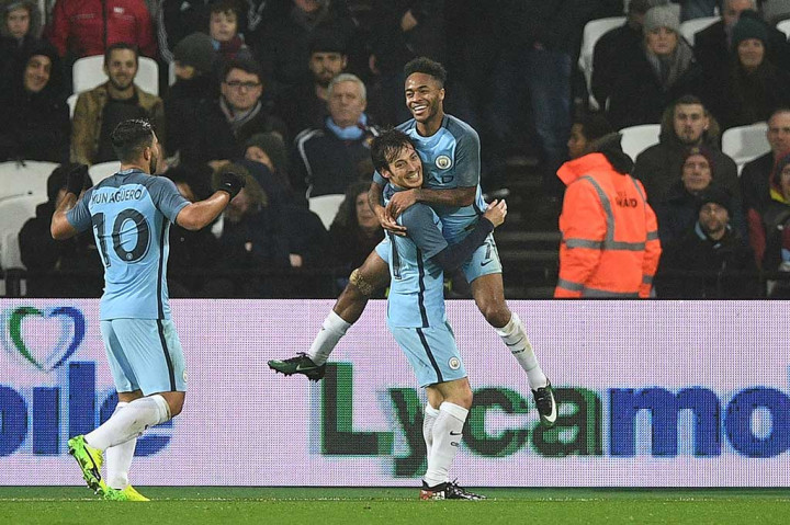 Dua menit kemudian gol David Silva membuat kedudukan menjadi 3-0.