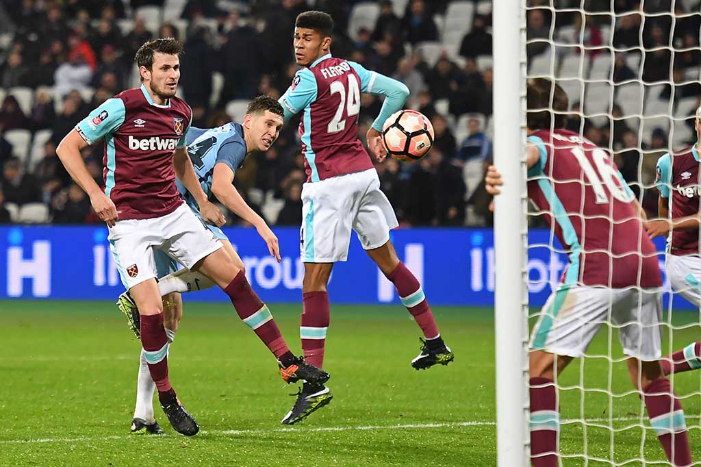 Tandukan bek John Stones pada menit ke-84 menutup pesta gol The Citizens.