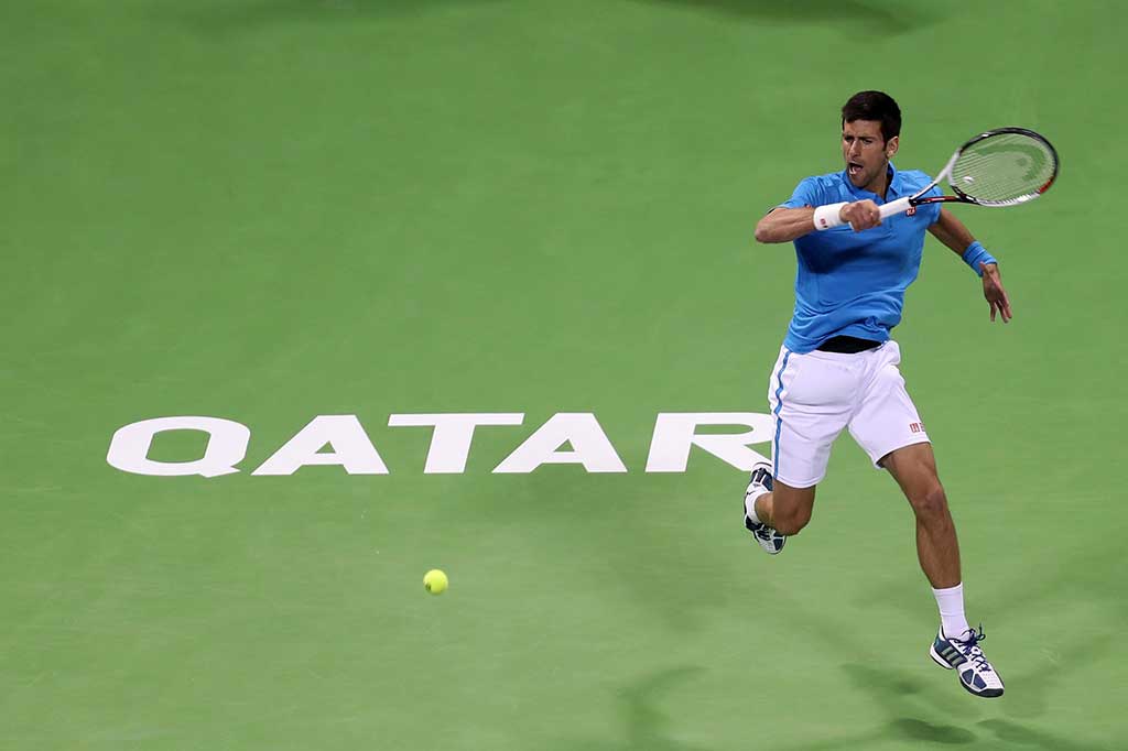 Novak Djokovic melancarkan smes ke arah Fernando Ferdasco.