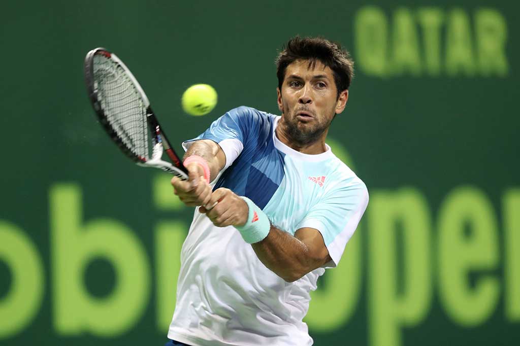 Ferdasco mencoba mengembalikan bola ke arah Djokovic.