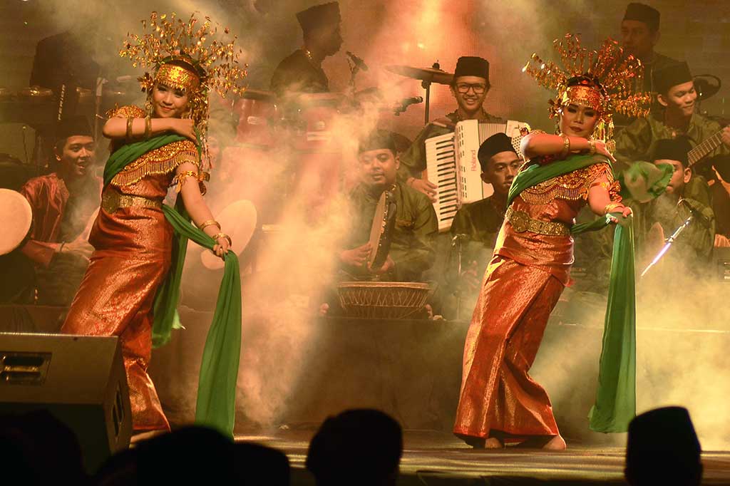 Para penampil mementaskan 'Tari Liuk Bepilin' pada Malam Apresiasi Seni Melayu Jambi.