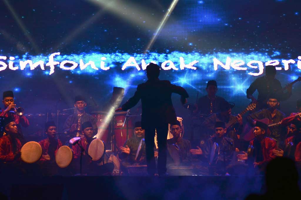 Para penampil mementaskan musik kolaborasi 'Simfoni Anak Negeri' pada Malam Apresiasi Seni Melayu Jambi di Jambi, Jumat malam.