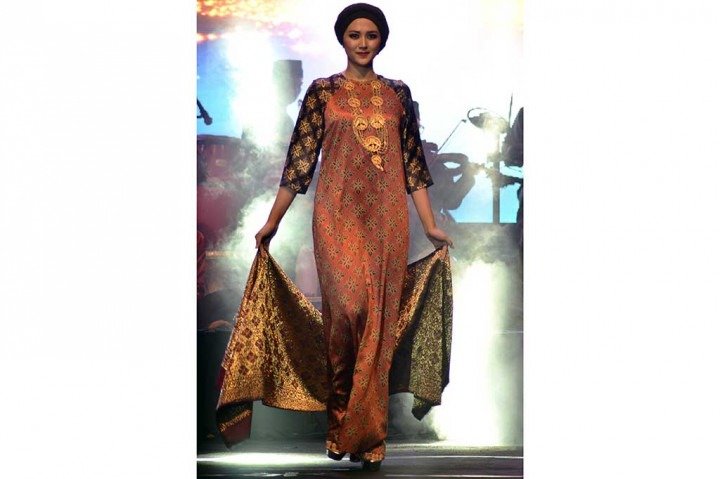 Peragawati berpose mengenakan batik khas daerah itu pada Malam Apresiasi Seni Melayu Jambi.