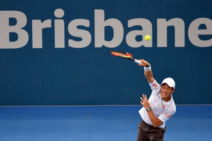 Petenis Jepang Kei Nishikori melancarkan servis ke arah Stan Wawrinka.