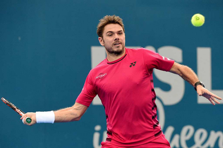 Wawrinka berusaha mengembalikan bola ke arah Nishikori.