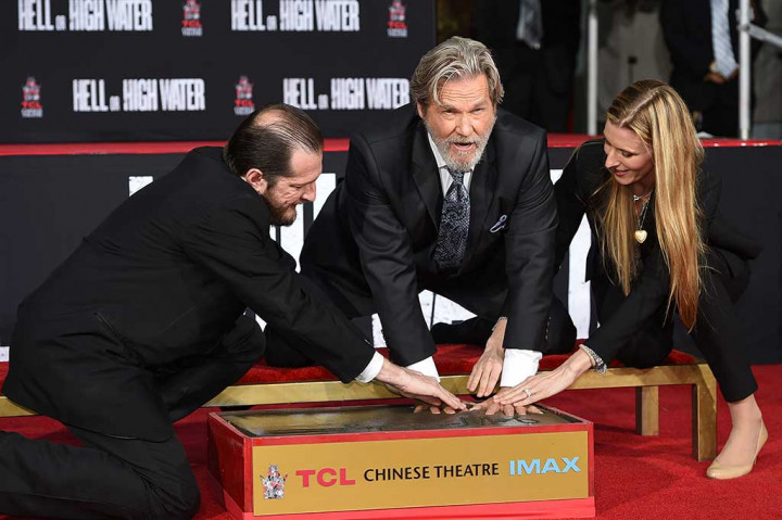 Aktor kawakan Jeff Bridges mencetak telapak tangannya di atas blok semen di TCL Chinese Theatre Hollywood, Jumat (6/1/2017) waktu setempat.
