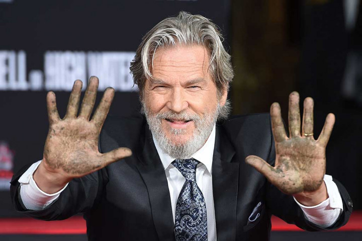 Bridges memperlihatkan tangannya usai mencetak telapaknya di atas blok semen.