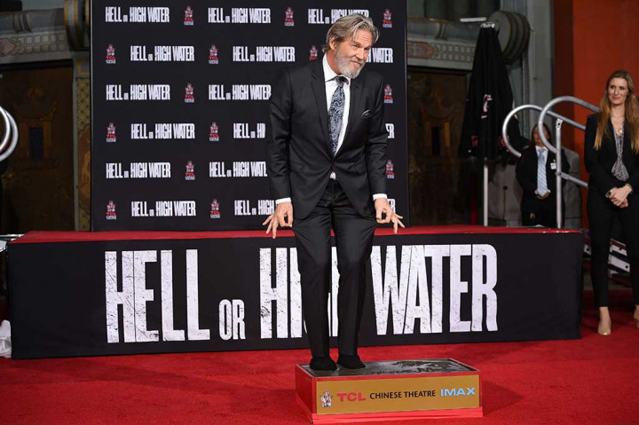 Bridges mencetak telapak kakinya.