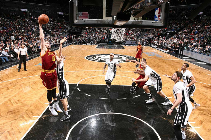 Dan Kevin Love mengemas double-double dengan 17 poin dan 13 rebound.